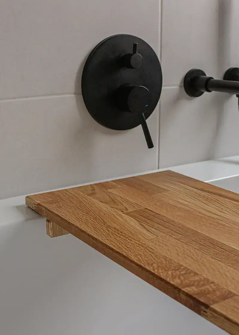 Seitenansicht der BELLA Badewannenablage Eiche stabil auf der Badewanne