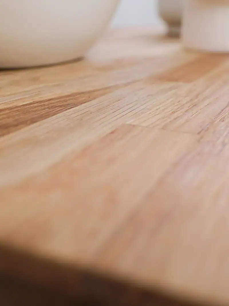 Detail der Tischplatte aus Eiche Vollmassiv beim OSLO CLASSIC Konsolentisch