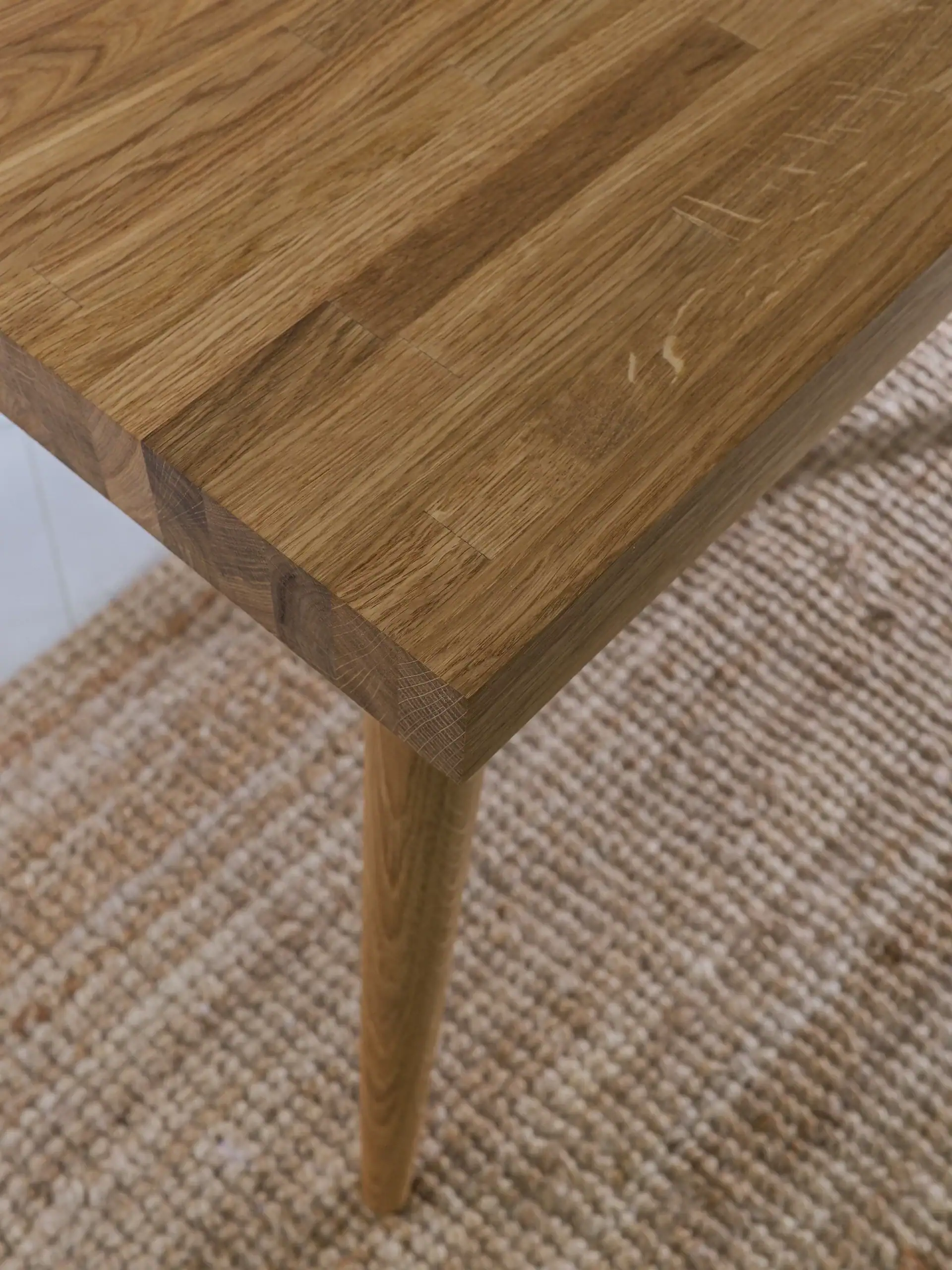 Couchtisch Eiche skandinavisch Holz Nordic Eikbord – Nahaufnahme der Holzbeine