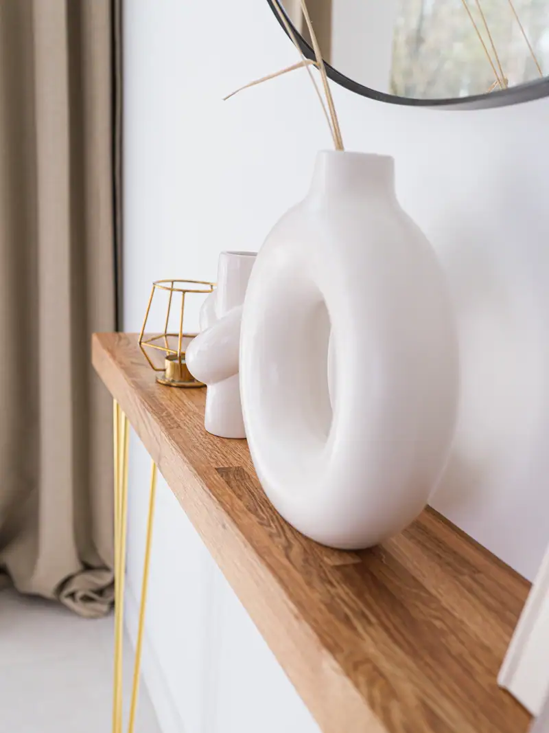 Konsolentisch handgefertigt Gold SOLEIL – Lifestyle-Ansicht mit Dekoration