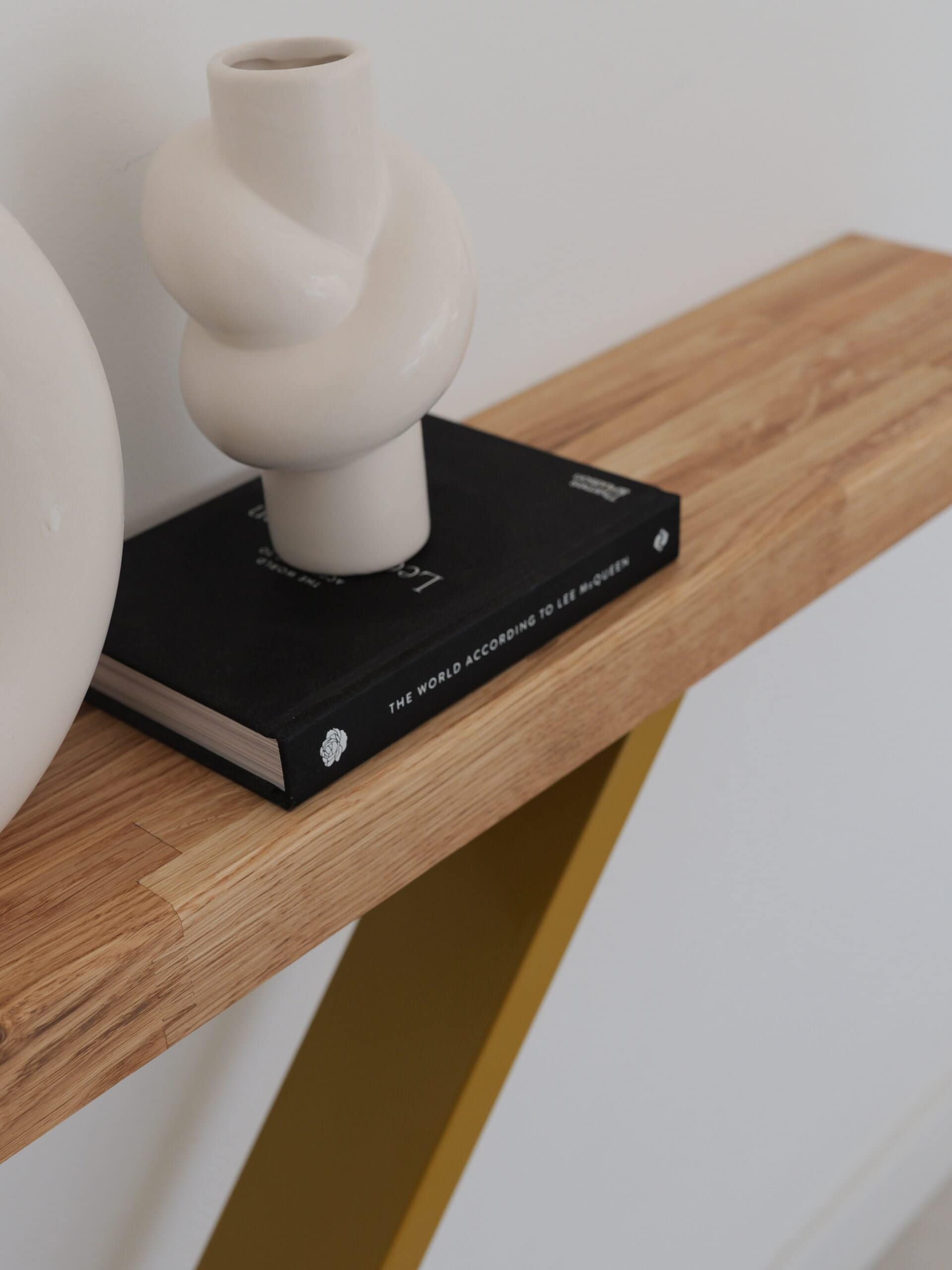 Luxus Interieur: Holzkonsole Aurum Cross mit Gold-Akzenten