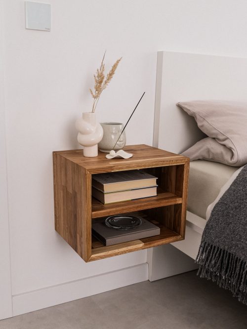 Schwebender Nachttisch aus Eiche Massiv mit 2 Ablagen. Minimalistisches Design, platzsparend und ideal neben dem Bett. Versand kostenlos. Schwebender Nachttisch aus Eiche Massiv mit 2 Ablagen neben dem Bett montiert