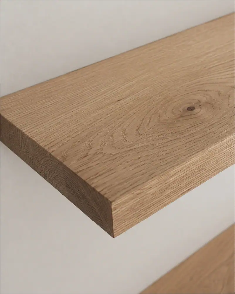 Nahaufnahme eines Regalbretts aus massiver Eiche mit natürlicher Holzmaserung und sichtbarer Stirnholzkante