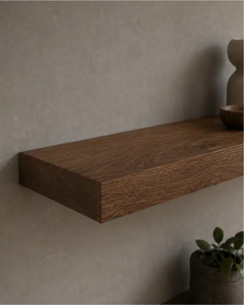 Nahaufnahme eines Wandregals aus dunkler massiver Eiche mit sichtbarer Holzmaserung und Stirnholz