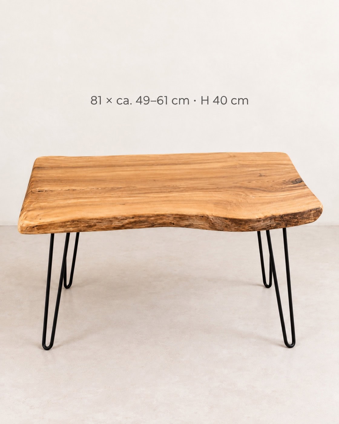 Baumkanten-Couchtisch aus einer Massivholzbohle mit Maßangaben 81 × ca. 49–61 cm · H 40 cm