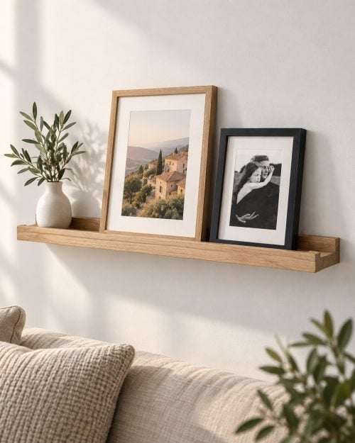 Bilderbord aus massiver Eiche mit gerahmten Fotos im Wohnzimmer