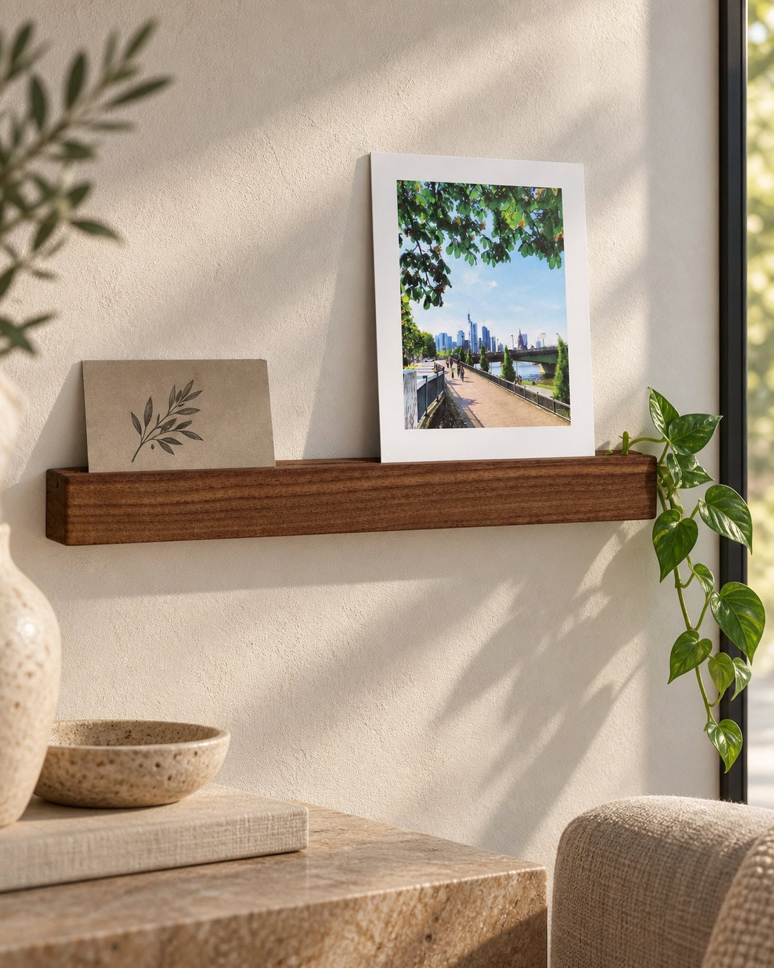 Bilderleiste aus Eiche oder Nussbaum in einem hochwertigen Architekturinterieur