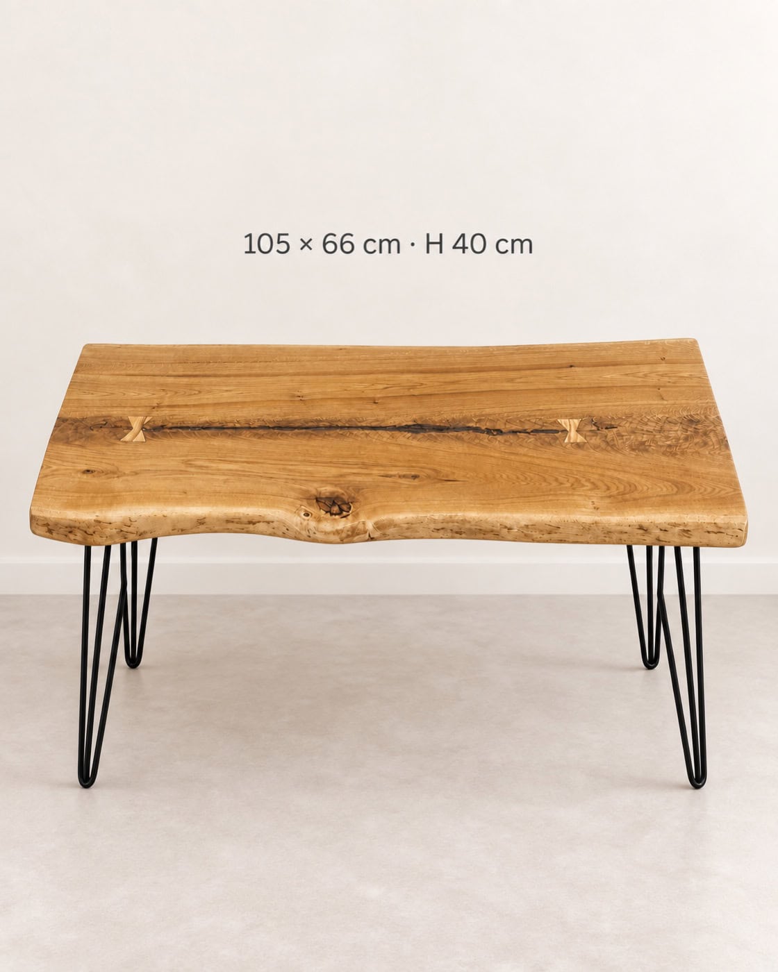 Couchtisch mit Baumkante aus massiver Eiche mit Maßangaben 105 × 66 cm · H 40 cm