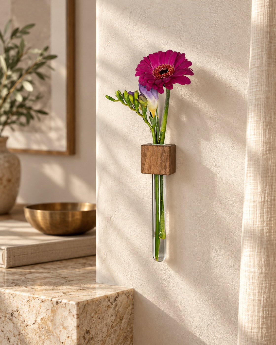 Magnetische Blumenvase aus Holz in einem hochwertigen Architekturinterieur