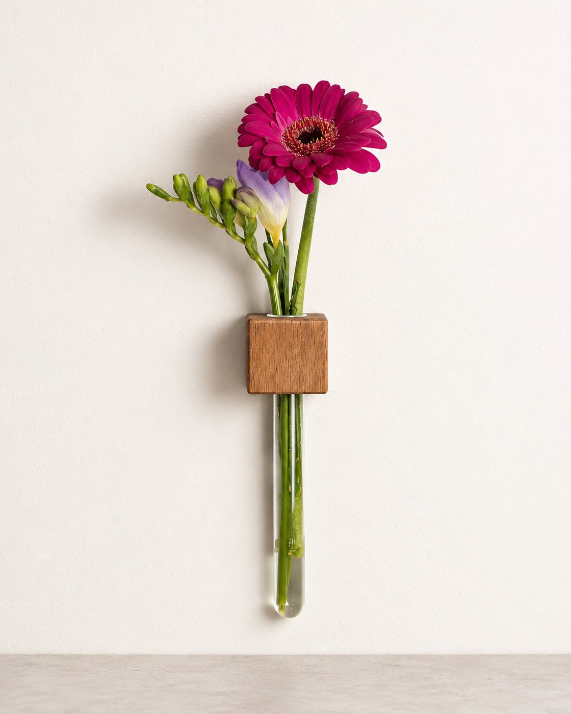Magnetische Blumenvase aus Holz mit Maßangaben in Frontansicht