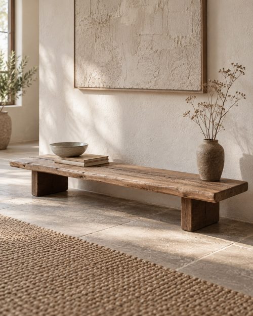 Niedriger Konsolentisch im Wabi-Sabi-Stil in einer passenden Anwendungssituation