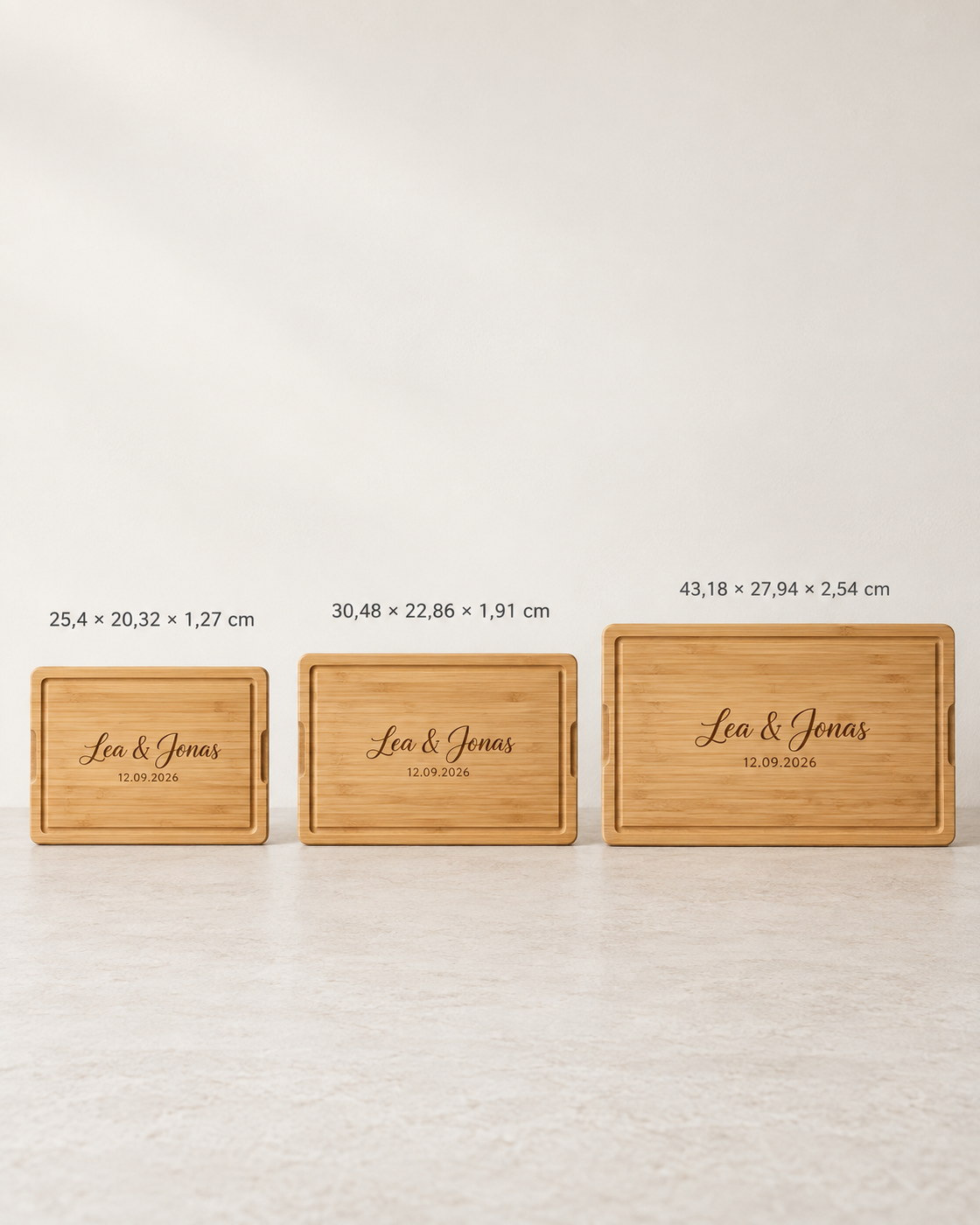 Personalisiertes Bambus-Schneidebrett zur Hochzeit mit Maßangaben 25,4 × 20,32 × 1,27 cm; 30,48 × 22,86 × 1,91 cm; 43,18 × 27,94 × 2,54 cm