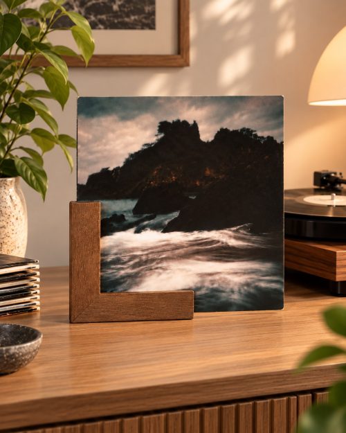 Schallplatten-Coverständer Now Playing in einer passenden Anwendungssituation