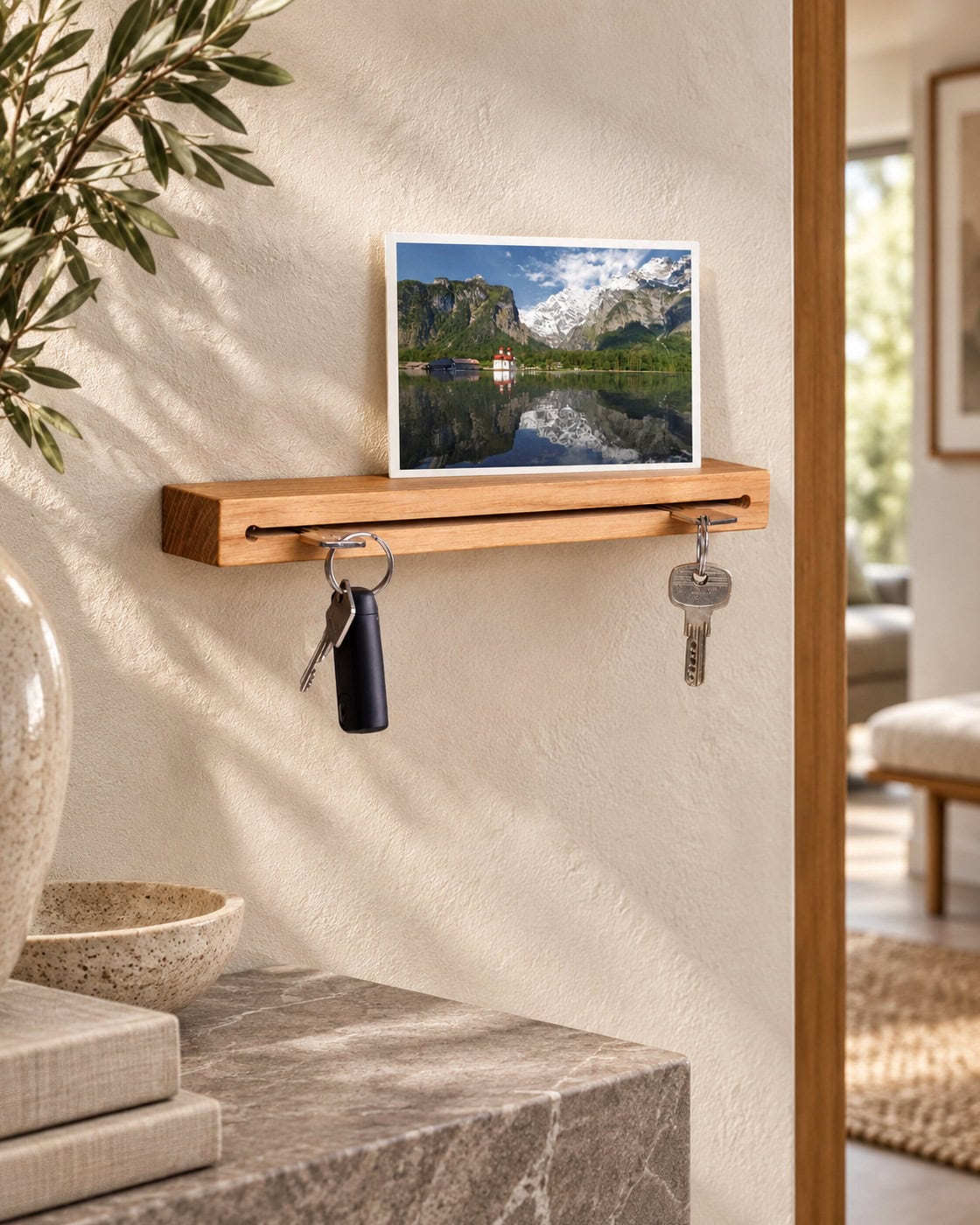 Schlüsselbrett aus Massivholz in einem hochwertigen Architekturinterieur