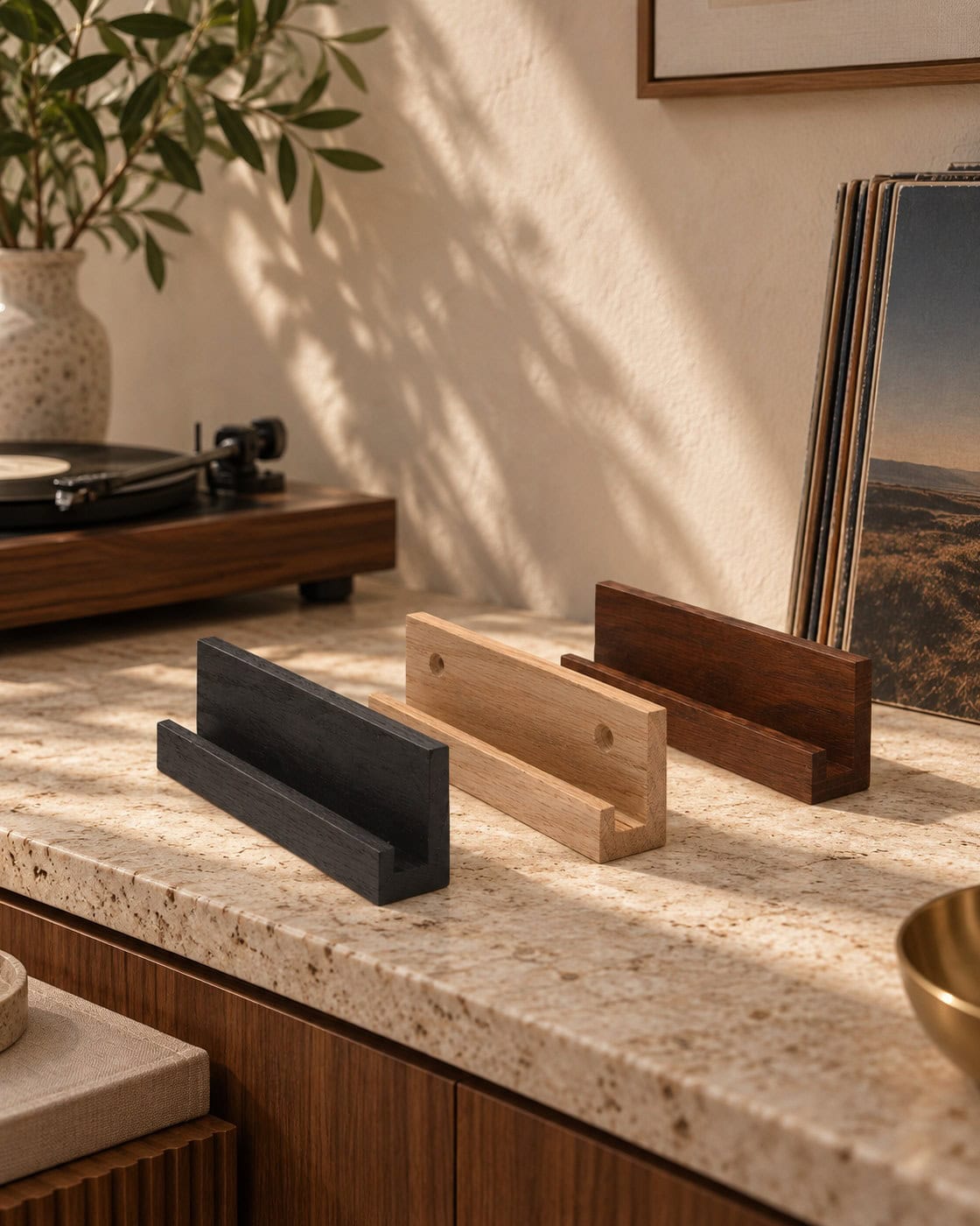 Wandhalter für Schallplatten aus Eiche in einem hochwertigen Architekturinterieur