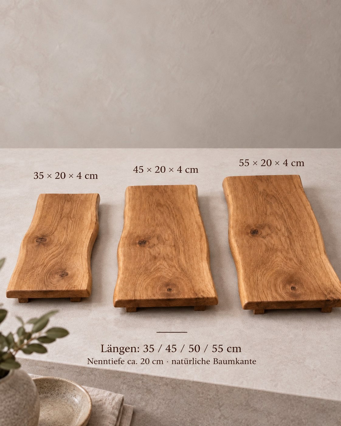 Dekobrett aus Eiche mit Baumkante: 35, 45 und 55 cm Länge; Nenntiefe 20 cm, Stärke 4 cm. Auch in 50 cm erhältlich.