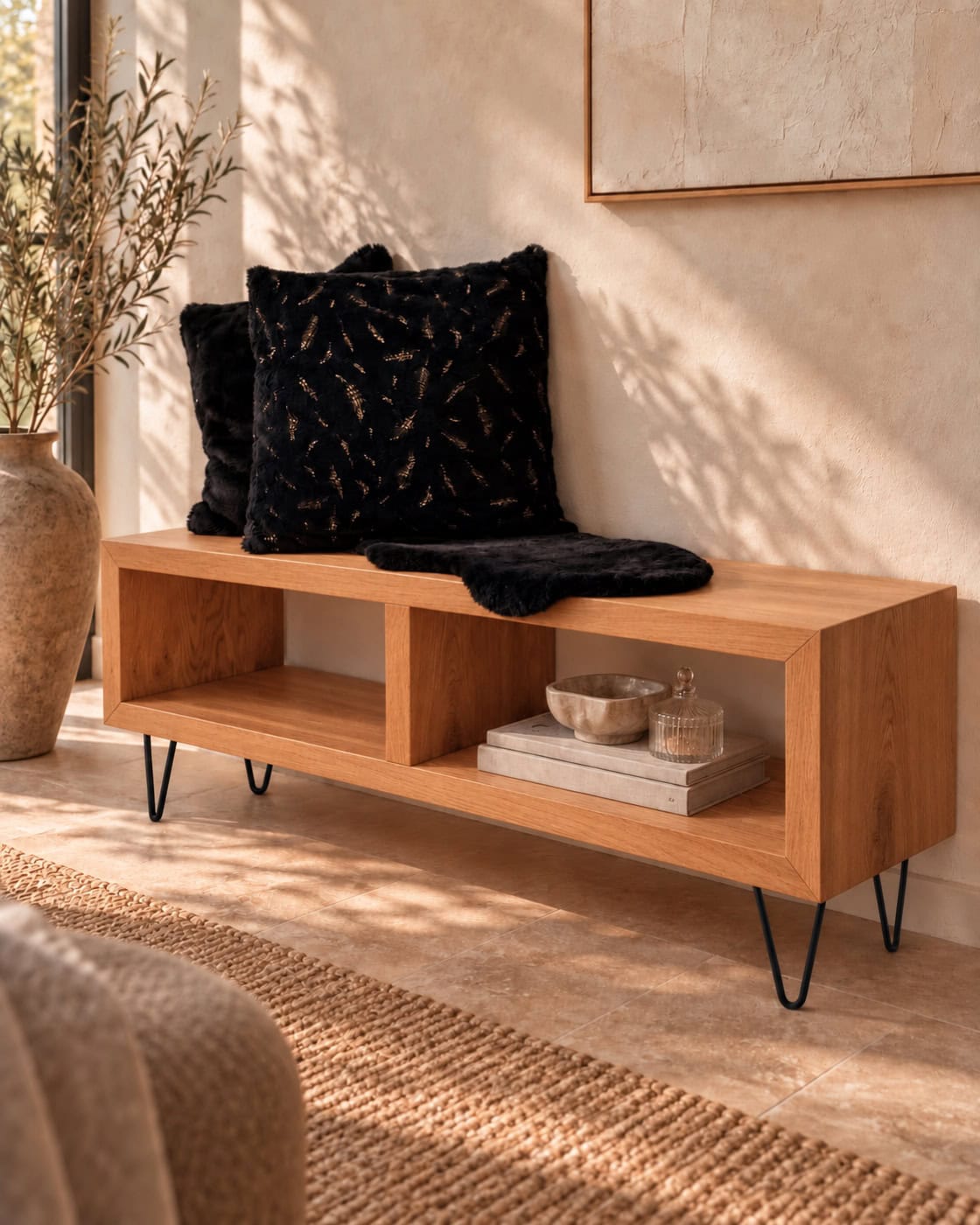 Niedrige Sitzbank aus massiver Eiche in einem hochwertigen Architekturinterieur